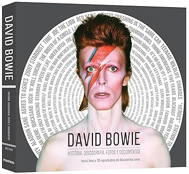 Na caixa David Bowie, composta por livro e 20 itens de memorabilia, fãs e colecionadores vão encontrar farto material para recordar a vida e a carreira desse astro tão icônico. No livro, são narradas as quatro décadas de carreira do “camaleão do rock ”, que quebrou paradigmas, reinventou-se na música e no visual, transitando por muitos estilos, e sempre surpreendeu público e crítica. Todos os álbuns, de David Bowie (1967) a Blackstar (2016), são comentados, mostrando a relevância de cada um no cenário da música pop e as principais influências, e trazem ficha técnica, com data de gravação e de lançamento, produtores, gravadora, faixas, músicos que participaram e posições nas paradas de sucesso norte- -americana e britânica. Entre os itens encartados, estão pôsteres, fac-símiles de ingressos de shows e contratos, fotos avulsas e folhetos de divulgação. Bowiemaníacos vão viajar pela trajetória do cantor, com sua discografia, filmografia, a parceria criativa bem-sucedida com artistas como Iggy Pop e Nile Rodgers, as turnês arrebatadoras e o impactante fim com o lançamento de Blackstar dois dias antes de sua morte.