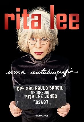 Edição de luxo da primeira autobiografia de Rita Lee  O best-seller Rita Lee: uma autobiografia , que conta a história da vida e carreira da nossa eterna diva do rock, ganhou uma edição especial. O novo livro conta com capa dura, pintura lateral em tie-dye, fitilho e 37 novas fotos, sendo a maioria inéditas. Em uma delas, Rita ajuda a derrubar o muro de Berlim, em 1989.  O projeto teve início em 2020 e a nova capa foi pensada pela própria Rita em conjunto com seu grande amigo e editor Guilherme Samora, o Phantom, responsável também pelas fotos de ficha policial, as quais Rita sugeriu que ocupassem a capa e a quarta capa desta edição.  Nas páginas, Rita conta de forma honesta e corajosa toda a sua trajetória: a infância e os primeiros passos na vida artística; sua prisão em 1976; o encontro de almas com Roberto de Carvalho; o nascimento dos filhos, das músicas e dos discos clássicos; os tropeços e as glórias. Toda a sua essência e seu humor característico estão presentes nesta obra.  Uma edição icônica que celebra esta grande artista revolucionária e sua primeira autobiografia, que se tornou um dos maiores sucessos editoriais do país e transformou a maneira de os artistas contarem a própria história.