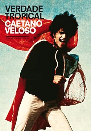 Ao narrar sua formação cultural – que inclui música, cinema, artes plásticas, literatura e filosofia –, Caetano Veloso não se limita a escrever uma autobiografia. Nessa mistura de memórias, ensaio e História, tendo como eixo central a eclosão do tropicalismo em meio aos anos de chumbo, o autor esmiúça momentos decisivos da ditadura militar e os nomes com quem travou apaixonadas conversas. Partindo de Santo Amaro, na Bahia, onde leu Clarice Lispector, assistiu a "La strada", ouviu João Gilberto e teve sua primeira relação sexual, suas lembranças atravessam a adolescência, a prisão em 1968, o exílio em Londres e chegam ao fim da década de 1990 para compor um extraordinário panorama do Brasil. A nova edição de "Verdade tropical", com projeto gráfico redesenhado, inclui texto inédito escrito especialmente para este volume. Em “Carmen Miranda não sabia sambar”, Caetano pondera sobre as duas décadas que se passaram entre o lançamento do livro, em 1997, e hoje. Aos 75 anos, ele se debruça sobre sua trajetória musical – e também literária – para um acerto de contas com suas experiências pessoais, além de analisar assuntos relacionados à cultura, política e identidade do país. “Sou brasileiro e me tornei, mais ou menos involuntariamente, cantor e compositor de canções", ele escreve. "Fui um dos idealizadores e executores do projeto da Tropicália. Este livro é uma tentativa de narra e interpretar o que se passou.”