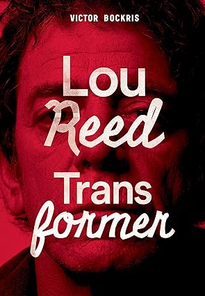 Responsável por antecipar o espírito simples e libertário do punk, Lou Reed, líder da seminal banda The Velvet Underground, seguiu os caminhos mais perigosos e cheios de glamour em busca de um bom refrão. Transformer: a história completa de Lou Reed narra a trajetória desse artista tão plural e dissonante, dissecando suas transformações ao longo de quarenta anos de carreira. Bockris relata desde o tratamento de eletrochoque ao qual Lou foi submetido na adolescência – último recurso da tentativa frustrada de barrar sua rebeldia e sua homossexualidade – até os sucessos e as polêmicas da carreira solo, passando pelas relações conflituosas com suas musas e por seus problemas com drogas. As muitas camadas de um artista complexo são reveladas de maneira inusitada, em relatos de quem o conheceu de perto, como John Cale, Andy Warhol, Nico, Laurie Anderson, William S. Burroughs e David Bowie.