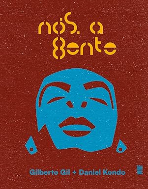A vida e a obra de Gilberto Gil, artista imenso da cultura brasileira que dispensa apresentações, aqui se celebram com sentido em festa e vida juntamente com seus entes queridos, a família Gil. Parte da comemoração dos 80 anos desse filho-marido-pai-avô-bisavô, o projeto múltiplo “Nós, a gente” se desdobrou em documentários, em concertos, num site e neste livro. Este livro traz uma reunião de canções que passaram por sugestões familiares, foram ensaiadas para os shows e, por fim, entraram nas apresentações de fato. Mas também outras canções foram escolhidas por revelarem relances da trajetória artística, conceitual e afetiva de um dos maiores nomes da canção, num movimento que não para de se voltar para os vínculos com seu convívio familiar, no tempo, no espaço e no eterno. Mas este não é apenas um desdobramento da turnê “Nós, a gente”. É antes de tudo uma outra festa, para quem quer ver a obra de Gilberto Gil com olhos novos. Quem conseguiu realizar isso foi Daniel Kondo, um artista visual, designer e ilustrador brasileiro com trajetória e estofo suficientes para saber de corpo e alma que ilustrar é uma arte que vai muito além de dar imagem concreta à imagem mental de um texto. Cada canção, uma ilustração. Cada ilustração, um novo olhar sobre a canção. Há ainda uma entrevista exclusiva com Gilberto e Flora Gil, para descobrir como foram os preparativos, os bastidores e a farra de estar ali, em turnê, naqueles dias, e de estar aqui, nesta festa viva, em família.
