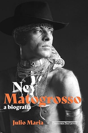 Resultado de cinco anos de pesquisa e quase duzentas entrevistas, a história de uma das mais relevantes personalidades artísticas do Brasil de nosso tempo.  Aliado apenas à própria intuição, Ney Matogrosso abriu um caminho único na música brasileira. Enfrentou as intransigências do pai militar e os dogmas da Igreja católica, sobreviveu aos anos de chumbo e à sombra da aids, manteve-se firme diante das promessas de riqueza do showbiz, das críticas a seu “canto de mulher” e da vigilância das censuras. O jornalista e biógrafo Julio Maria passou cinco anos perseguindo a trilha de Ney para contar a história de um dos personagens mais transformadores da cultura do país. Visitou a casa em que ele nasceu em Bela Vista do Mato Grosso do Sul, a vila militar em que viveu a conturbada adolescência com o pai em Campo Grande e o quartel da Aeronáutica que o abrigou como soldado no Rio de Janeiro. Encontrou um irmão mais velho do qual a família não tinha notícias, levantou documentos de agentes que o observaram durante a ditadura e localizou fatos raros da fase Secos & Molhados. Ney Matogrosso ― A biografia vai às camadas mais profundas da história de Ney para entregar a vida de um artista que pagou caro por defender seu direito de ser livre.