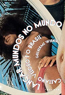 Artista polêmico e camaleônico, Caetano Veloso é uma das mais complexas personalidades da cultura brasileira. Presente em praticamente todas as discussões que envolvem o contexto sociopolítico e cultural do país, o cantor e compositor chega aos oitenta anos produzindo e participando ativamente do debate nacional, conectado com o que há de mais atual e vanguardista no cenário brasileiro. Este ensaio, uma reedição do Folha Explica: Caetano Veloso (PubliFolha, 2005), revisto e atualizado por Guilherme Wisnik, analisa com acuidade obras do músico lançadas até hoje. O autor, em uma “ambição original um pouco quixotesca de ‘explicar’ Caetano”, entrelaça seu perfil biográfico e intelectual ao estudo aprofundado dos aspectos que envolvem todos os discos, dos momentos históricos em que estão inseridos, das relações de Caetano com outros músicos nacionais e estrangeiros, bem como do respeito que ganhou do público ao longo das décadas. Do exílio na ditadura militar às querelas envolvendo a lei Rouanet no governo Bolsonaro, Caetano sempre se fez ouvir tanto por meio de sua música quanto por sua opinião. E em todos os momentos foi polêmico, assertivo e contraditório: tudo o que se espera de um artista plural. Lançar mundos no mundo apresenta um vaivém no tempo, formalizando no ensaio o que faz o artista na vida, ao adequar suas convicções, sem se apegar aos modismos. Wisnik tenta dar conta da complexidade da obra de Caetano que cruza “a mesma estrada em que o tempo brinca ao redor do caminho de um menino […] Estrada do tempo, que se volta sempre para o agora. Um agora urgentemente aberto, onde múltiplos mundos coexistem”. Este livro é uma homenagem à existência dessa figura que se confunde com o Brasil e retrata as contradições que fazem dele vários mundos em um mundo.
